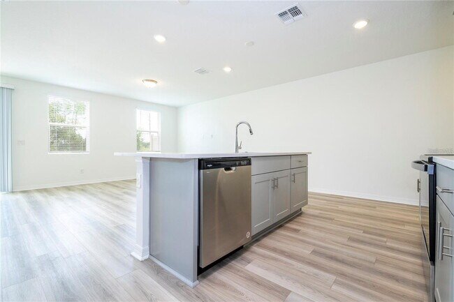 Building Photo - Elegant & Comfortable Home with Granite Kitchen in Prime St. Cloud Location