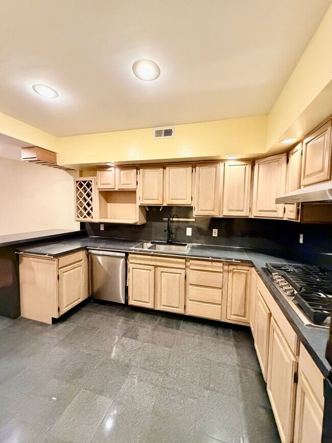 Building Photo - 3 bed 2.5 bath in Port Richmond with Garag...