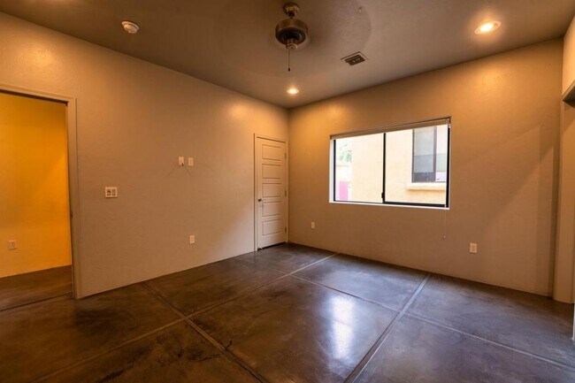 Building Photo - 2010 E 1st St