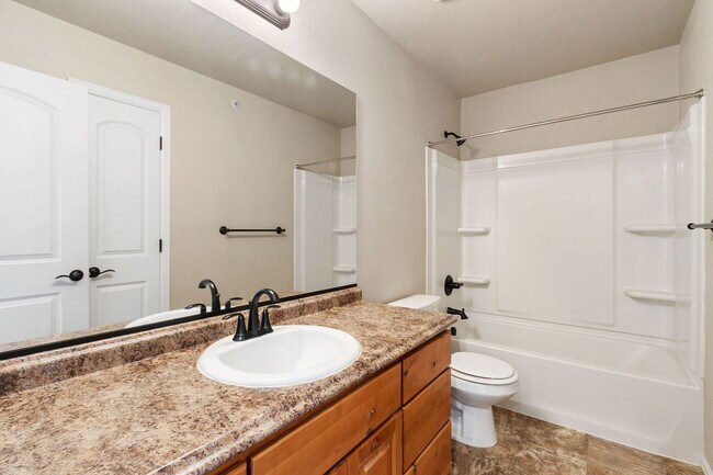 Building Photo - 3 Bedroom, 4 Bathroom, 2-Car Garage in Rig...