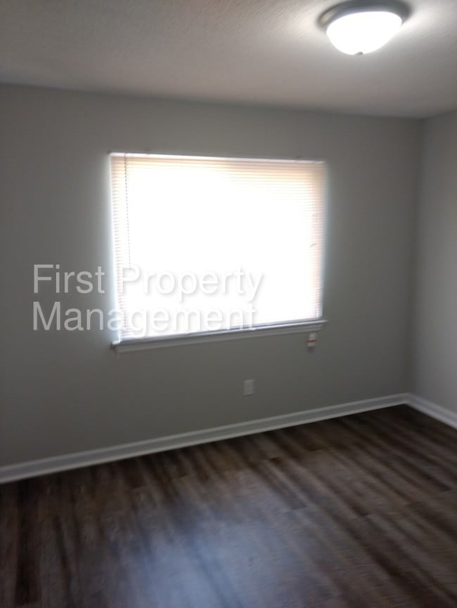 Building Photo - 2 bedroom 1 bath Duplex East Ridge