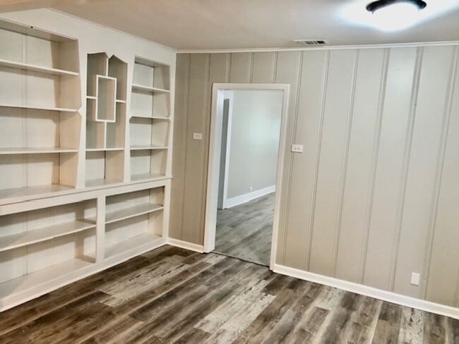 Building Photo - $500 OFF MOVE IN SPECIAL-CUTE SOUTH BOSSIER HOME-FRESH PAINT-NEW FLOORS-CLEAN