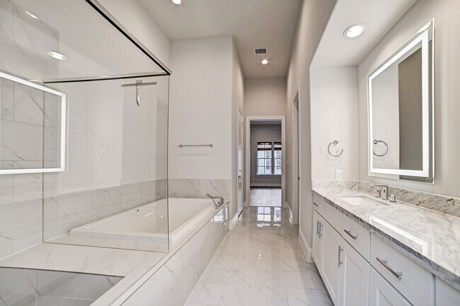 Building Photo - Stunning Modern Townhome in Central Location!