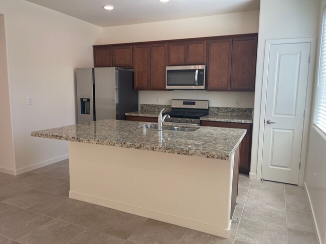 Building Photo - Beautiful Falcon Ridge Townhome!
