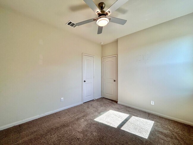 Building Photo - Beautiful 3-Bedroom, 2-Bath Home with Comm...