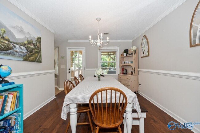 Building Photo - 2303 Buckingham Dr SW