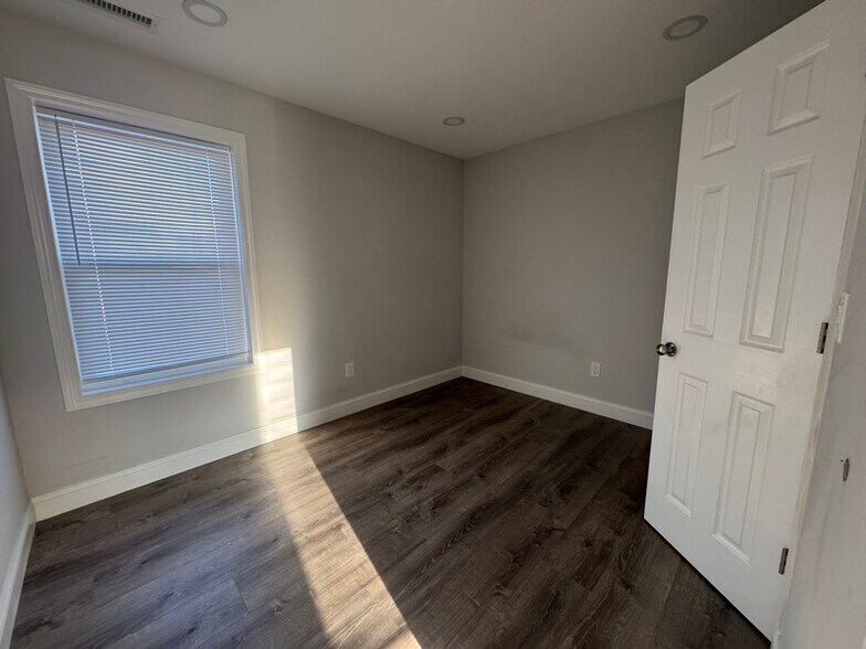 Building Photo - 10 Bouton St