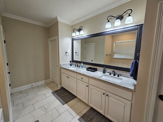 Building Photo - 43283 Pond View Dr