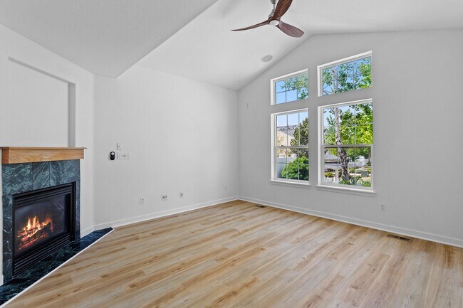 Building Photo - Recently Updated 3 Bedroom 2 Bath Home - B...