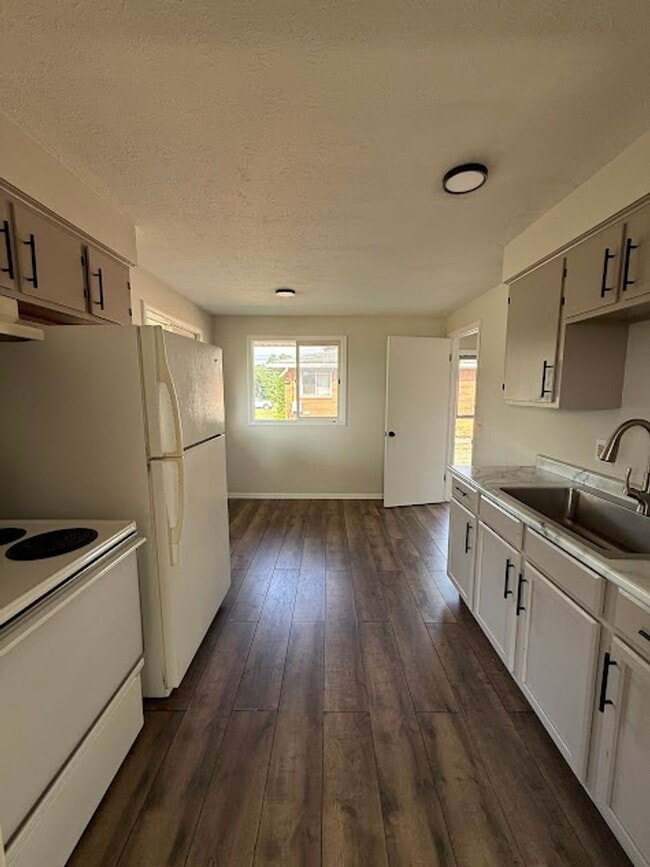 Building Photo - 2 Bedroom, 1 Bathroom Ready for Rent!