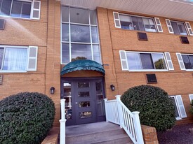 Building Photo - 2412 East Ave