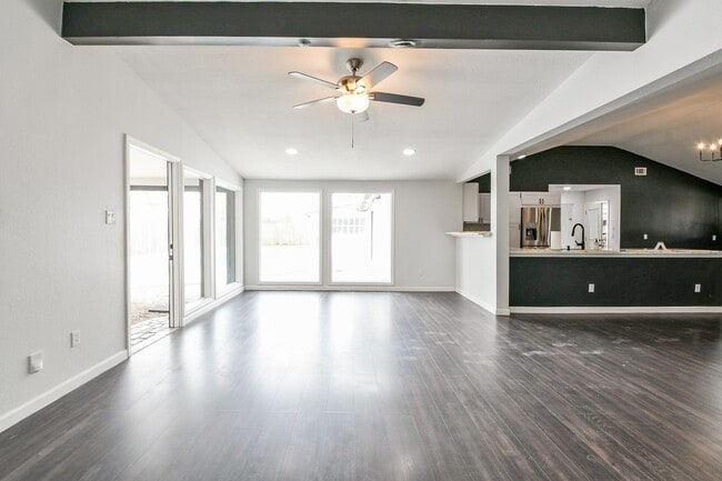 Building Photo - 6002 Greenmont Dr