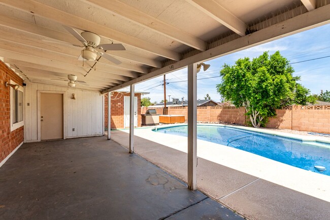 Building Photo - South Scottsdale Charmer! 4 bed + Office, ...