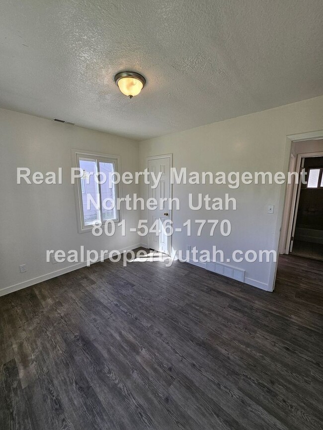 Building Photo - Charming 2-bedroom Home in Layton Now Avai...