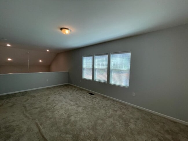 Building Photo - MOVE IN READY! Amazing end-unit townhome