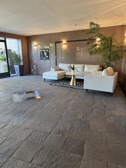 Building Photo - 2222 N Beachwood Dr