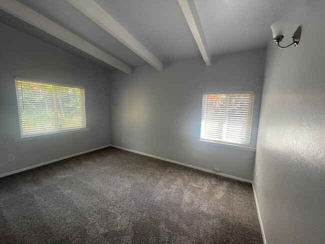 Building Photo - New renovated home