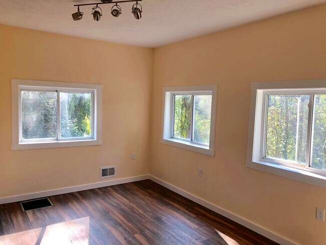 Building Photo - 3 bedroom in Beechview!