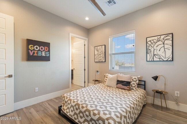 Building Photo - 2252 E South Mountain Ave