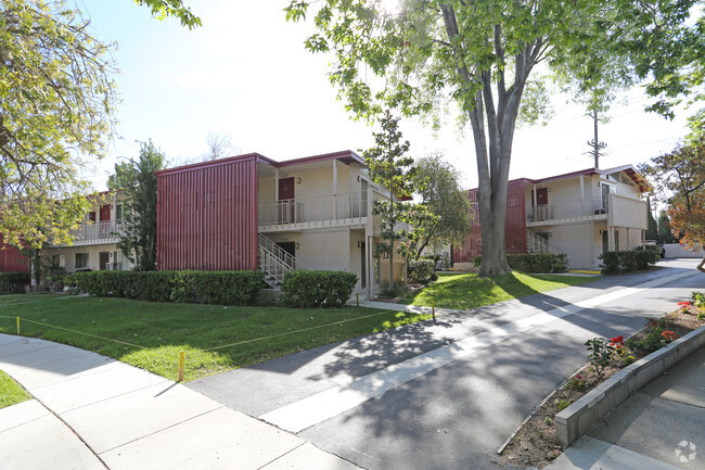 Building Photo - Conejo Park Apartments