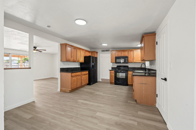 Building Photo - 3431 S Pantano Rd