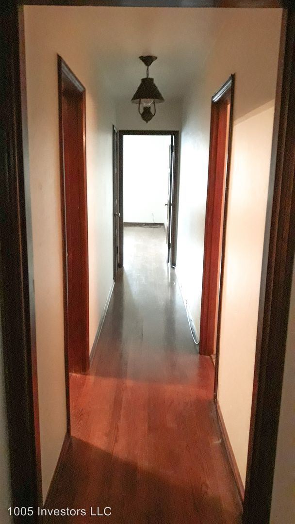 Building Photo - 1005 E Roy St