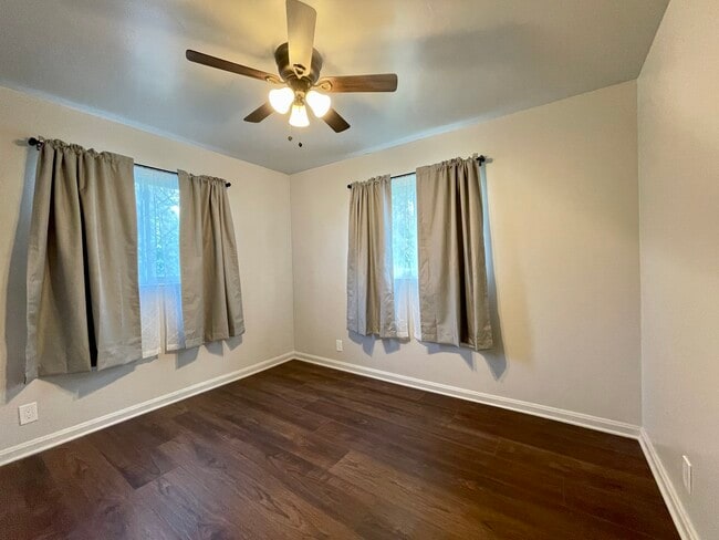 Building Photo - 325 W Center St