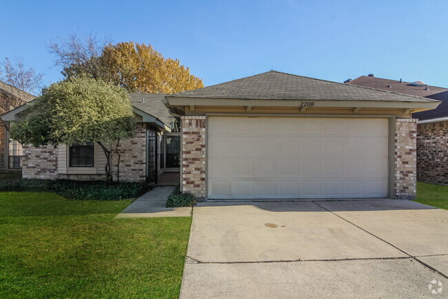 Building Photo - 2208 Gladstone Dr