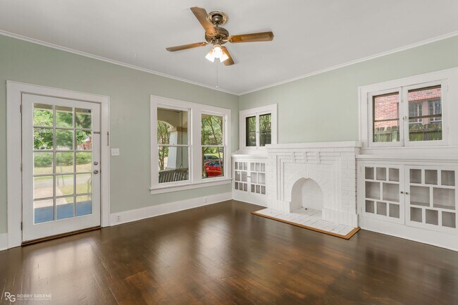Building Photo - 2 bedroom duplex - downstairs