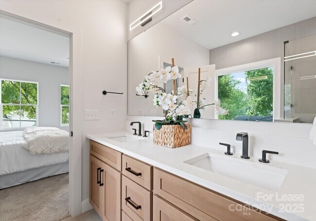 Building Photo - 2411 Pruitt St