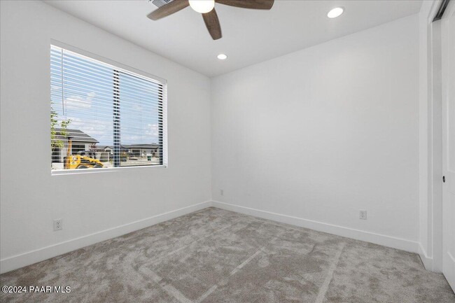 Building Photo - 5985 Finch Pl