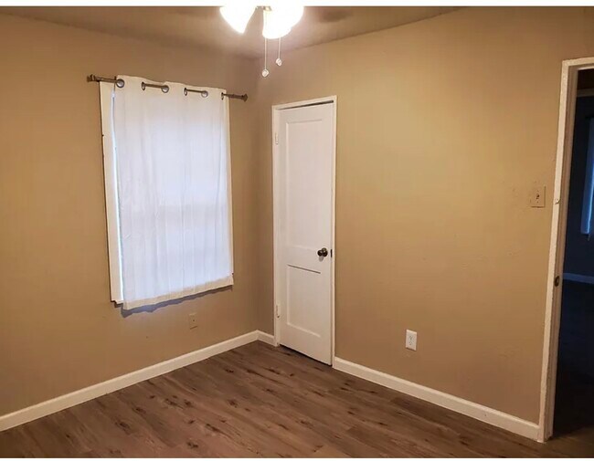 Building Photo - 5131 Lyndhurst Dr