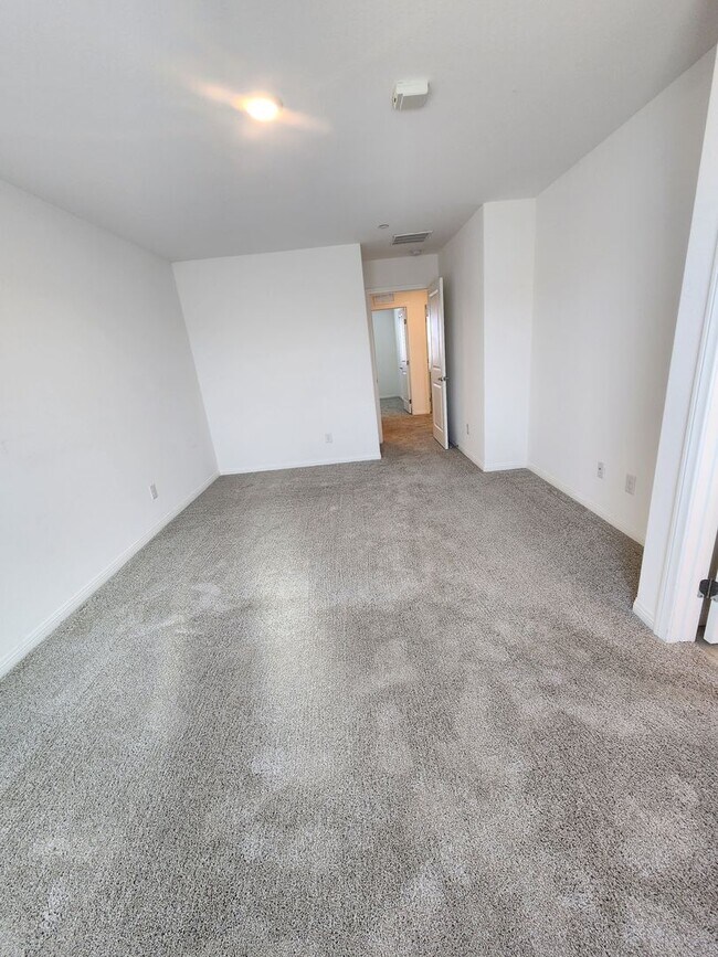 Building Photo - Charming 3BR/2.5BA Home in Las Vegas – Uti...