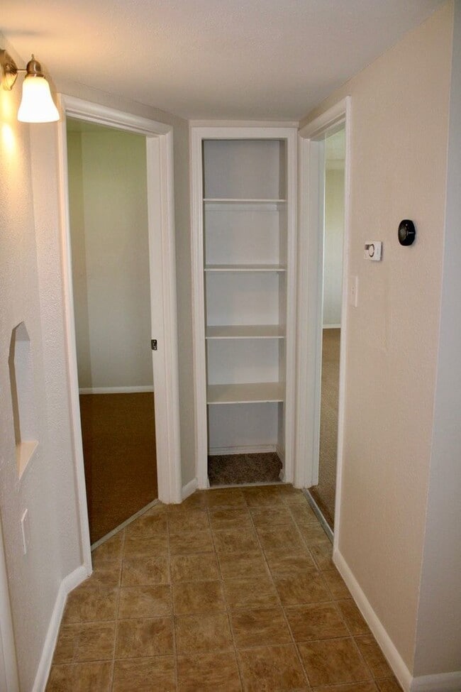 Building Photo - Cute 3Bedroom 1Bath Home Located Off Stockdale Hwy Centrally Located. Large Gated Yard. Gardner I...