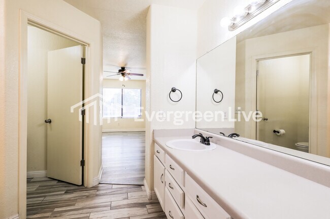 Building Photo - 1462 W Breakwell St