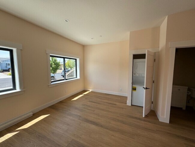 Building Photo - 1323 Dogwood Dr