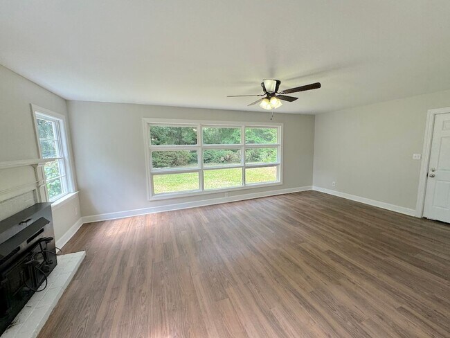 Building Photo - 3 BED | 2 BATH | BONA BELLA