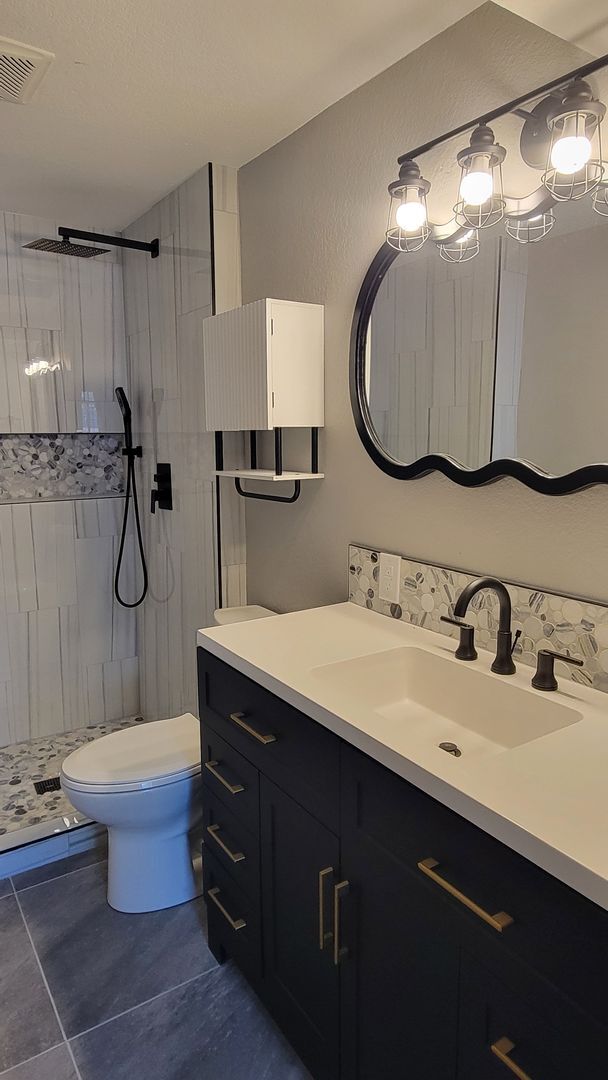 Building Photo - 4 Bedroom, 1.75 Bathroom - Freshly Updated! Available Now!