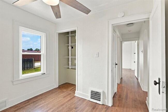 Building Photo - 329 Sonoma Ave
