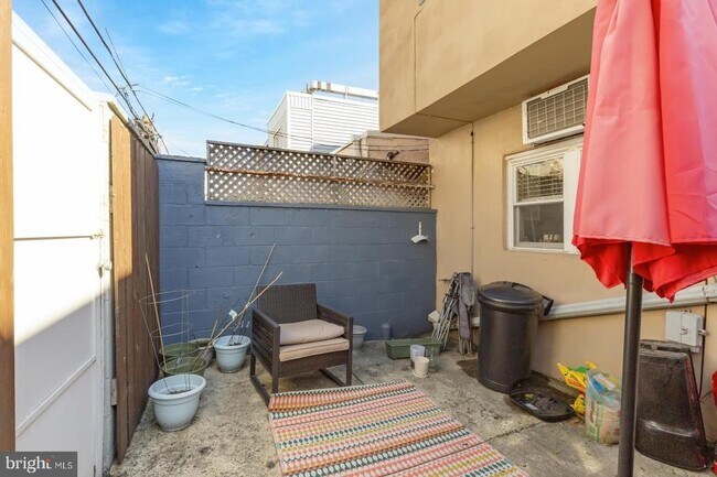 Building Photo - 1922 S Camac St