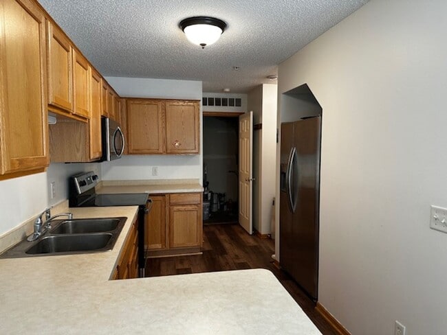Building Photo - Light-Bright Corner Unit Townhome with Private Courtyard Available 7/1/26!