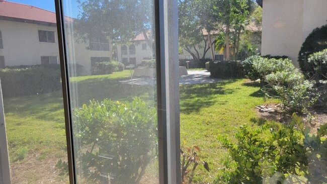 Building Photo - Annual turnkey/seasonal furnished ground floor condo in 55+ Community in Sarasota