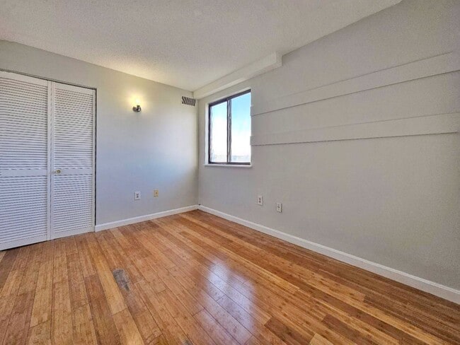 Building Photo - Beautiful renovated 3 bed 2 bath townhouse with deeded parking and easy Highway access