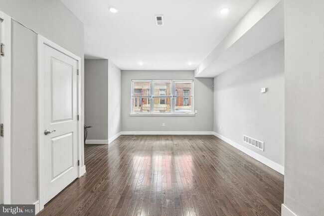 Building Photo - 912 N 16th St