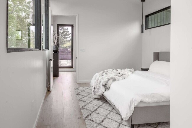 Building Photo - Modern Luxury Rental with Unobstructed Fla...