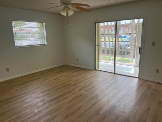 Building Photo - 98 Spring Lake Dr