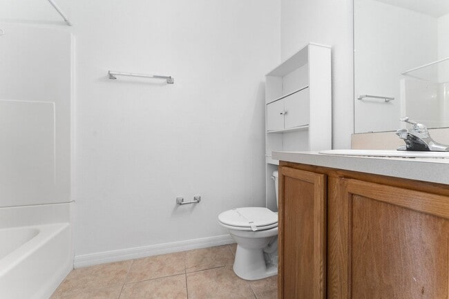 Building Photo - 3-Bedroom, 3-Bath Townhouse in Four Corner...