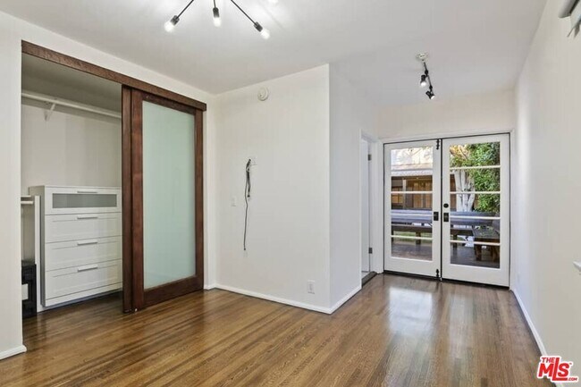 Building Photo - 362 Westbourne Dr