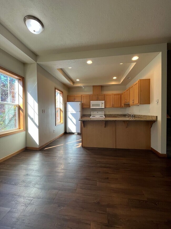 Building Photo - (MUS) Large 3 Bed/2 Bath Town Home