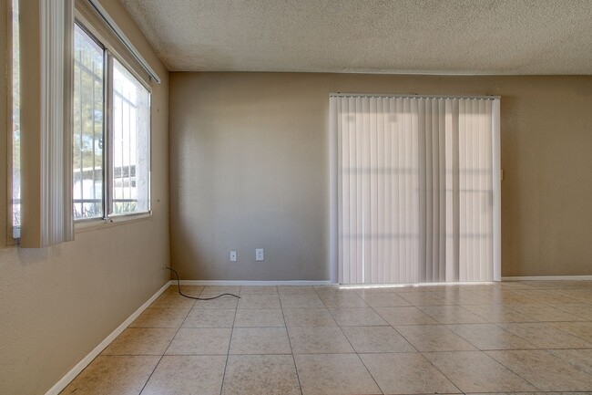 Building Photo - Wonderful Townhome centrally located.  Kit...